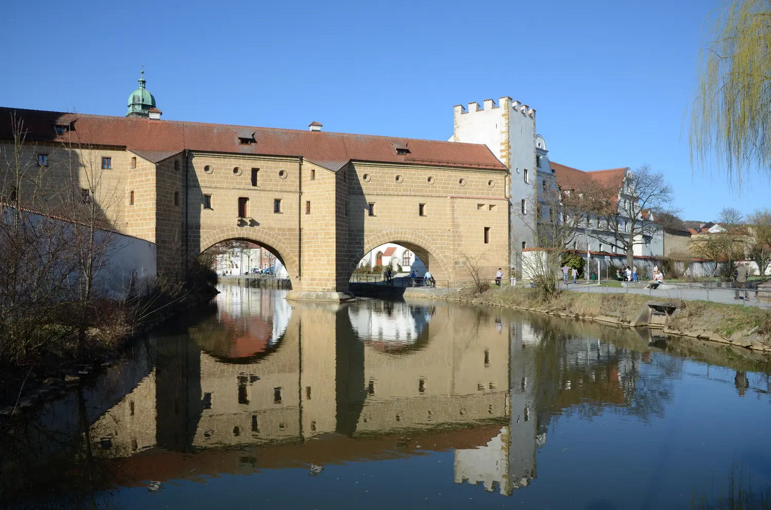 Stadtbrille Amberg mit kurfürstlichem Zeughaus an der Vils – Foto: Tilman2007 / CC BY-SA 3.0, Wikimedia Commons