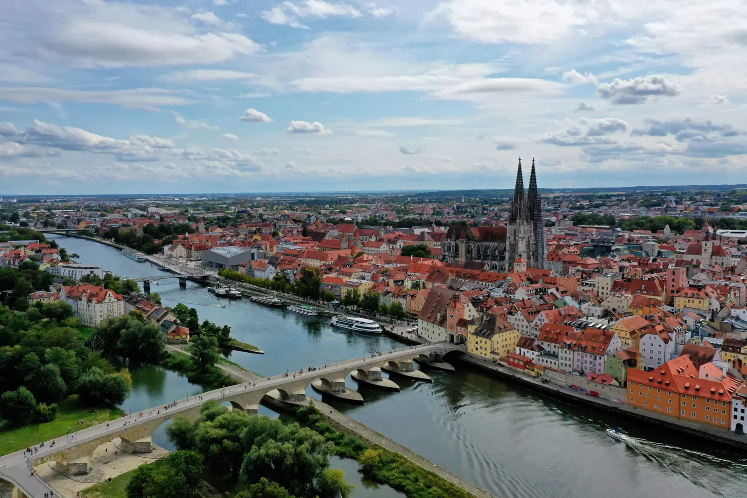 Steinerne Brücke und Dom zu Regensburg an der Donau – Foto: SimonWaldherr / CC BY-SA 4.0, Wikimedia Commons