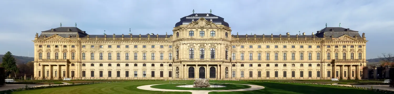 Gartenfront der Würzburger Residenz mit Hofgarten – Foto: Rainer Lippert, Wikimedia Commons (gemeinfrei)